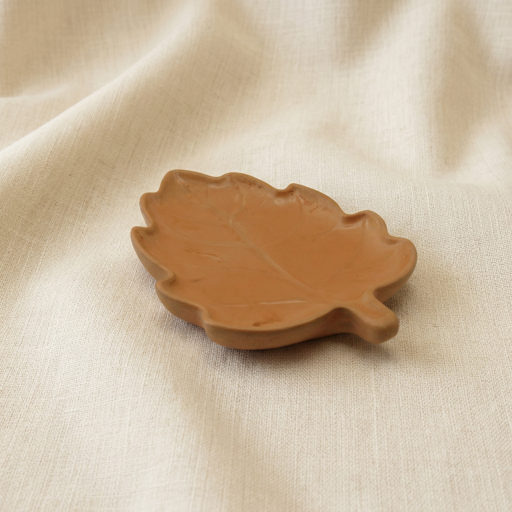Oak-inspired leaf dish, side angle, on ivory linen